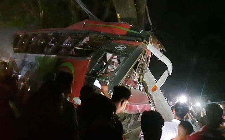 কুমিল্লায় গাছের সঙ্গে বাসের ধাক্কা, নিহত ৩